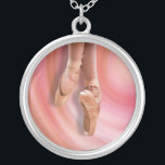 Collier Danseur de ballet en chaussure<br><div class="desc">Pour les amateurs de ballet,  ce collier présente une danseuse de ballet en chaussures d'orteils sur un arrière - plan tourbillonnant rose abstrait.</div>