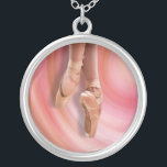 Collier Danseur de ballet en chaussure<br><div class="desc">Pour les amateurs de ballet,  ce collier présente une danseuse de ballet en chaussures d'orteils sur un arrière - plan tourbillonnant rose abstrait.</div>