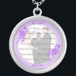 Collier d'argent rond personnalisé à fleurs violet<br><div class="desc">Personnalisez ce joli collier pour avoir comme faveurs de mariage à votre réception de mariage ou pour en avoir un vous-même en souvenir de votre journée spéciale. Ce collier est aussi le cadeau parfait pour la mariée fourmi sa douche nuptiale. Personnalisez en changeant le texte dans les champs fournis et...</div>