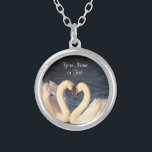 Collier de cygnes blancs<br><div class="desc">Elégant collier de cygnes blancs</div>