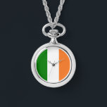 Collier de drapeaux irlandais<br><div class="desc">La montre de collier présente un drapeau irlandais remplissant tout l'espace imprimable. Design simple, mais agréable, pour partager votre patrimoine et votre culture. Grand cadeau pour toute occasion pour votre personne irlandaise préférée. Non seulement c'est formidable de célébrer la Saint-Patrick, mais aussi les réunions de famille, Mère et Fête des...</div>
