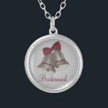 Collier de femme de chambre de mariage Silver Bell<br><div class="desc">Le collier présente une illustration originale d'une paire de cloches mariages en argent,  avec BRIDESMAID dans une jolie police bordeaux. Un grand cadeau de mariage !</div>