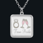 Collier de femme de Mariage Champagne Bridesmaid<br><div class="desc">Le collier présente une illustration originale d'un verre de champagne rose mousseux et d'un anneau de mariage diamant,  avec TEAM BRIDE dans une police amusante. Un grand cadeau de mariée / fête de mariée!</div>
