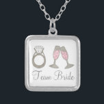 Collier de femme de Mariage Champagne Bridesmaid<br><div class="desc">Le collier présente une illustration originale d'un verre de champagne rose mousseux et d'un anneau de mariage diamant,  avec TEAM BRIDE dans une police amusante. Un grand cadeau de mariée / fête de mariée!</div>