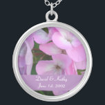 Collier de fleurs de Geraniums violets<br><div class="desc">Ce sont des géraniums pourpres. Fait un grand cadeau pour un être cher. Les noms et la date peuvent être changés en votre propre nom. Entrez-les simplement dans les zones de texte à droite.</div>