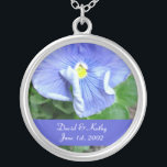 Collier de fleurs de Pansy Bleu<br><div class="desc">Voici la fleur Blue Pansy. Fait un grand cadeau pour un être cher. Les noms et la date peuvent être changés en votre propre nom. Entrez-les simplement dans les zones de texte à droite. Regardez mes autres colliers dans mon magasin.</div>