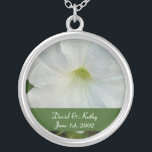 Collier de fleurs de pétunia blanc<br><div class="desc">Voici une fleur Petunia blanche. Fait un grand cadeau pour un être cher. Les noms et la date peuvent être changés en votre propre nom. Entrez-les simplement dans les zones de texte à droite. Regardez mes autres colliers dans mon magasin.</div>