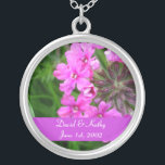 Collier de fleurs de Sissinghurst<br><div class="desc">Ce sont les fleurs de Sissinghurst. Fait un grand cadeau pour un être cher. Les noms et la date peuvent être changés en votre propre nom. Entrez-les simplement dans les zones de texte à droite.</div>