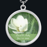 Collier de fleurs de tulipe blanche<br><div class="desc">Voici une tulipe blanche. Fait un grand cadeau pour un être cher. Les noms et la date peuvent être changés en votre propre nom. Entrez-les simplement dans les zones de texte à droite.</div>
