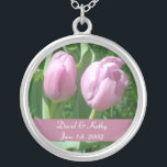 Collier de fleurs de tulipes roses<br><div class="desc">Ce sont des tulipes roses. Fait un grand cadeau pour un être cher. Les noms et la date peuvent être changés en votre propre nom. Entrez-les simplement dans les zones de texte à droite</div>
