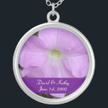 Collier de fleurs Lilac Petunia<br><div class="desc">Voici une fleur de Lilac Petunia. Fait un grand cadeau pour un être cher. Les noms et la date peuvent être changés en votre propre nom. Entrez-les simplement dans les zones de texte à droite. Regardez mes autres colliers dans mon magasin.</div>