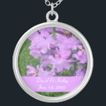Collier de fleurs pourpre Rhododendrons<br><div class="desc">Ce sont des Rhododendrons Violets. Fait un grand cadeau pour un être cher. Les noms et la date peuvent être changés en votre propre nom. Entrez-les simplement dans les zones de texte à droite.</div>
