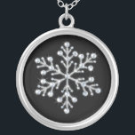 Collier de flocon de neige en cristal<br><div class="desc">Des cristaux scintillants et des perles chatoyantes décorent l'illustration de la photo sur ce collier. Il fait un beau souvenir pour toute fille à la fête de mariage.</div>