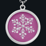 Collier de flocon de neige en cristal<br><div class="desc">Des cristaux scintillants et des perles chatoyantes décorent l'illustration de la photo sur ce collier. Il fait un beau souvenir pour toute fille à la fête de mariage.</div>