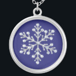 Collier de flocon de neige en cristal<br><div class="desc">Des cristaux scintillants et des perles chatoyantes décorent l'illustration de la photo sur ce collier. Il fait un beau souvenir pour toute fille à la fête de mariage.</div>