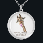 Collier de Giraffe Joueur Sourire - Texte personna<br><div class="desc">Colliers amusants avec la langue de la Girafe sortie et le dessin de Wink Dessin Smile Collier de texte - Personnalisable - ou Choisissez / Ajouter votre texte unique / Police / Couleur - Faites votre cadeau de collier spécial - Redimensionnez et déplacez ou ajoutez des éléments / image avec...</div>