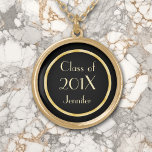 Collier de graduation de la classe d'or<br><div class="desc">Un cercle "gravé" en or enferme votre année de classe et votre nom sur un arrière - plan noir. Simple, mais très élégant et spectaculaire. Ça fait un merveilleux gardien de diplôme. Si vous souhaitez modifier la police, la couleur, la taille ou l'emplacement du texte, vous pouvez le faire en...</div>