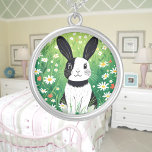 Collier De Lapin Noir Et Blanc<br><div class="desc">Un mignon lapin noir et blanc dans un champ de fleur sauvage. numériquement créé dans un style de dessin animé. Un design parfait pour les enfants et les adultes sur de nombreux produits tendance! Customisez votre couleur ou votre texte arrière - plan !</div>