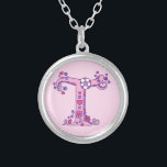 Collier de lettre décoratif T monogramme<br><div class="desc">Jolie lettre T monogramme pendentif. Dessin de lettre blanc de la lettre initiale majuscule T idéal pour donner aux filles avec un nom qui commence par T. couleur Arrière - plan peut être changé si nécessaire,  actuellement rose clair. © Dessin et design d'origine par Sarah Trett www.sarahtrett.com pour www.mylittleeden.com</div>