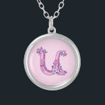 Collier de lettre décoratif U monogramme<br><div class="desc">Jolie lettre U monogramme pendentif. Dessin de lettre blanc de la lettre initiale majuscule U idéal pour donner aux filles avec un nom qui commence par une couleur Arrière - plan U. peut être changé si nécessaire, actuellement rose clair. © Dessin et design d'origine par Sarah Trett www.sarahtrett.com pour www.mylittleeden.com...</div>