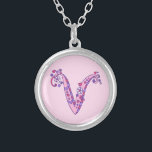 Collier de lettre décorative V monogramme<br><div class="desc">Jolie lettre V pendentif monogramme. Dessin de lettre blanc de la lettre initiale majuscule V idéal pour donner aux filles avec un nom qui commence par un V. couleur Arrière - plan peut être changée si nécessaire, actuellement rose clair. © Dessin et design d'origine par Sarah Trett www.sarahtrett.com pour www.mylittleeden.com...</div>