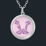 Collier de lettre décorative W monogramme<br><div class="desc">Joli coeur et fleurs lettre W monogramme pendentif. Dessin de lettre blanc de la lettre initiale majuscule W idéal pour donner aux filles avec un nom qui commence avec W. Arrière - plan couleur peut être changé si nécessaire, actuellement rose clair. © Dessin et design d'origine par Sarah Trett www.sarahtrett.com...</div>