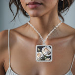 Collier De magnifiques roses blanches aux détails dorés<br><div class="desc">Pour les romantiques,  les amoureux roses,  les couples mariages,  les fêtes d'anniversaire des mariages,  pour les anniversaires ou autres occasions. Et bien sûr "comme ça" ! Les magnifiques roses ont été créés à l'aide de l'intelligence artificielle basée sur une de mes photos. Merveilleuse idée cadeau!</div>