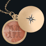 Collier de monogramme Vintage de corail profond<br><div class="desc">Collier de serrure de gosse pour elle le jour de la Saint-Valentin ou l'anniversaire. Monogramme et nom de votre amour.</div>