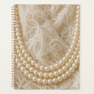 Collier de perles sur dentelle d'ivoire