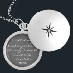 Collier de serrure d'argile<br><div class="desc">Le collier de cercueil en argent des infirmières est quelque chose qu'une infirmière peut garder et chérir pour toujours. Chaque infirmière adorera ce magnifique collier de motivation. "Je traiterai toujours mes patients comme je voudrais qu'on me traite - Infirmière." Plate d'argent et est également disponible en argent sterling et plaqué...</div>