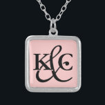 Collier décoré d'un monogramme avec les lettres<br><div class="desc">Collier décoré d'un monogramme avec les lettres initiales. Idée mignonne de cadeau pour l'amie,  épousant le fiançailles,  le valentine,  l'anniversaire,  la conception de typographie du jour de valentines etc.</div>