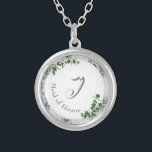 Collier Dentelle blanche et Feuilles Roses Monogramme<br><div class="desc">Le design présente un monogramme en élégant texte argenté affiché au centre contre un support blanc. Arrière - plan présente l'image de dentelle blanche. Les feuilles roses verts sont délicatement positionnés sur les bords.</div>