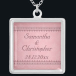 Collier Dentelle vintage Bordeaux Déco sur Mariage rose<br><div class="desc">Une invitation au style vintage pour vos nuptiaux à venir avec un garnissage en dentelle de style art déco bordeaux sur un arrière - plan rose avec un motif subtil damassé. Le texte est entièrement personnalisable pour vos propres occasions spéciales. Cette élégante décoration s'harmonise avec la Vintage dentelle Bordeaux Déco...</div>