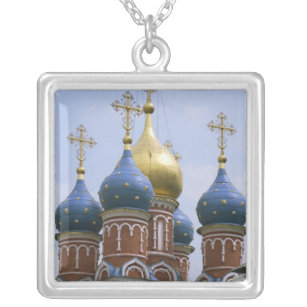 Collier Dessus de l'église orthodoxe russe en Russie