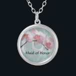 Collier d'orchidées pour femme d'honneur<br><div class="desc">Collier d'orchidées pour votre servante d'honneur. Joli avec des orchidées rose clair et un arrière - plan vert clair.</div>