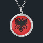 Collier Drapeau albanais<br><div class="desc">Conception albanaise classique de drapeau ! Disponible sur beaucoup de produits dans notre magasin. Montrez votre fierté albanaise ou achetez quelque chose pour cela Albanais spécial dans votre vie !</div>