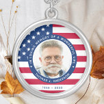 Collier Drapeau américain patriotique photo personnalisée<br><div class="desc">Honore ton bien-aimé avec un collier patriotique personnalisé de mémorial photo. Ce collier commémoratif militaire unique est un cadeau parfait pour vous, votre famille ou vos amis pour rendre hommage à un vétéran militaire, un soldat militaire, une armée, des marines ou un soldat déchu. Ce collier de mémorial patriotique est...</div>