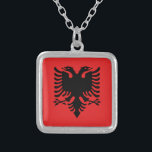 Collier Drapeau de l'Albanie - le Flamuri i Shqipërisë<br><div class="desc">L'Albanie (Shqipëri/Shqipëria ; Albanais de Gheg : Shqipni/Shqipnia,  Shqypni/Shqypnia),  officiellement la république d'Albanie (Republika e Shqipërisë),  est un pays en Europe du sud-est.</div>