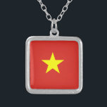 Collier Drapeau du Vietnam<br><div class="desc">Le drapeau vietnamien est une étoile sur un champ. Les couleurs utilisées dans le drapeau sont rouge, jaune. La proportion du drapeau vietnamien est 2 : 3. Le drapeau du Vietnam a été adopté en 1945.</div>