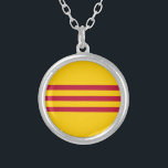 Collier Drapeau vietnamien du sud - đỏ de sọc de Ba de<br><div class="desc">Drapeau vietnamien du sud - đỏ de sọc de Ba de vàng du Vietnam Cờ - drapeau du Vietnam du Sud - drapeau vietnamien du sud - drapeau de la République du Vietnam (drapeau d'héritage et de liberté - cờ Tự de Lá faites le và Di Sản) - hòa de...</div>