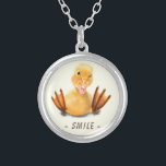 Collier drôle avec Happy Duck Smlie - Texte person<br><div class="desc">Colliers amusants avec Canard Jouer Wink Joyeux Smile Dessin et texte - ou Choisir / Ajouter Votre Unique Texte / Police / Couleur - Faire Votre Cadeau de Collier Spécial - Redimensionner et déplacer ou supprimer et ajouter des éléments / image avec outil de personnalisation! - Dessin et design par...</div>