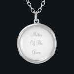 Collier Dusty Blue Mère Du Mariage Groom Don Favor<br><div class="desc">Conçu avec le texte personnalisé "Mère du marié" en bleu poussiéreux populaire,  c'est un cadeau parfait,  simple et classe ou la faveur de la fête pour la mère du marié. Vous pouvez modifier le texte ou la couleur pour un événement ou un réceptif différent comme vous le souhaitez !</div>