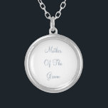 Collier Dusty Blue Mère Du Mariage Groom Don Favor<br><div class="desc">Conçu avec le texte personnalisé "Mère du marié" en bleu poussiéreux populaire,  c'est un cadeau parfait,  simple et classe ou la faveur de la fête pour la mère du marié. Vous pouvez modifier le texte ou la couleur pour un événement ou un réceptif différent comme vous le souhaitez !</div>