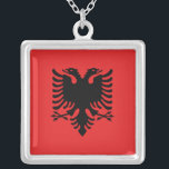 Collier élégant avec drapeau d'Albanie<br><div class="desc">Ajoutez une touche de fierté albanaise à votre collection de bijoux avec notre collier exclusif avec le drapeau de l'Albanie ! Conçu avec une attention minutieuse aux détails, ce collier est plus qu’un accessoire, c’est une célébration du patrimoine et de la fierté culturelle albanais. Le pendentif met en valeur l'emblématique...</div>