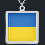 Collier élégant avec drapeau d'Ukraine<br><div class="desc">Portez votre fierté ukrainienne près de votre coeur avec ce magnifique collier arborant le drapeau de l'Ukraine ! Réalisé avec précision et attention aux détails, ce collier affiche fièrement le design emblématique du drapeau ukrainien - avec deux bandes horizontales de bleu et de jaune. Les couleurs vibrantes et la simplicité...</div>