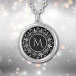 Collier Élégant Monogramme de bordure de feuille d'argent<br><div class="desc">Ce collier élégant présente votre monogramme en argent sur un arrière - plan noir spectaculaire. Le monogramme est encadré par un design circulaire à l'aide d'images de feuilles et de tourbillons répétées autour du périmètre. Belle !</div>