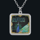 Collier Elégant Peacock avec Vintages rouleaux Baroque Roc<br><div class="desc">Cet accessoire de mode décoratif présente un élégant visage plein, vue latérale d'un oiseau paon avec des plumes de queue étalées. Le paon a une présence régale moody. Beau, classe, vintage style fait un design magnifique pour une décoration audacieuse et moderne avec une touche d'ancien et d'ancien. Mélangé avec le...</div>