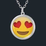 Collier Emoji<br><div class="desc">Amusant design Emoji. Visage jaune aux yeux de coeur rouge. Ajoutez votre propre texte. Changez la couleur arrière - plan à votre couleur préférée.</div>