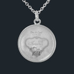 Collier En Argent 25e anniversaire du Mariage d'argent<br><div class="desc">Calla Lily, gris argenté, garde le collier d'argent sterling avec arrière - plan damassé floral pour un 25e anniversaire mariage. Banderole argentée élégante est accentuée de deux Calla Lilies et a texte art dire 25ème anniversaire en écriture ornée. Le texte supérieur est prêt à vous customiser avec les noms et...</div>