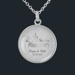 Collier En Argent 25ème Anniversaire de noces d'argent<br><div class="desc">Le collier d'argent sterling a les 25èmes noms de personnaliser des textes art. de style de typographie d'anniversaire et date d'anniversaire.</div>